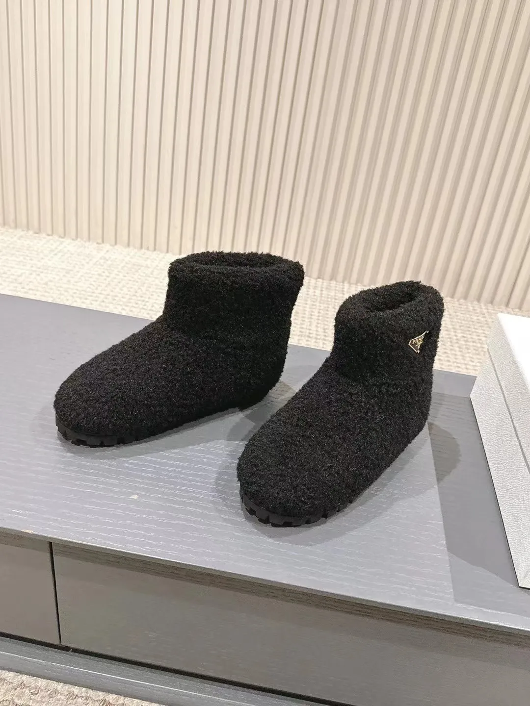 👟👟Ex-factory price 560👟👟 Prada*Prada 2024ss new autumn and winter straight snow boots wool short boots. The fashionable and elegant design presents a classic silhouette. No matter what the situation is, the home court belongs only to you!  Fabric: Customized wool Lining: Customized wool Hardware: Original hardware 1:1 molding Outsole: Original molded raw rubber outsole Code number: 35-40 (customized 40 pieces are not returnable)